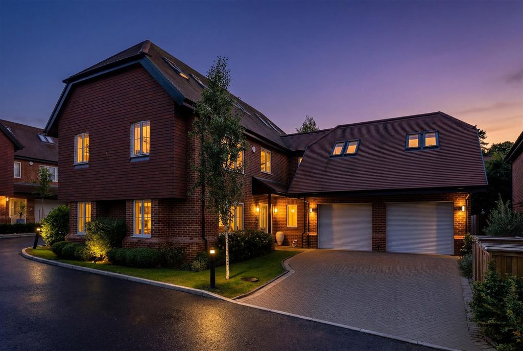 Property photo 1 of 20 Caversham Close, 5 -7.Jpg