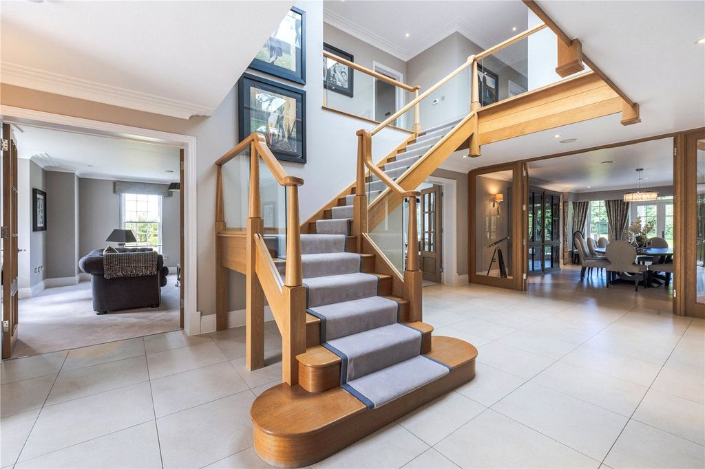 Property photo 2 of 20 Entrance Hall