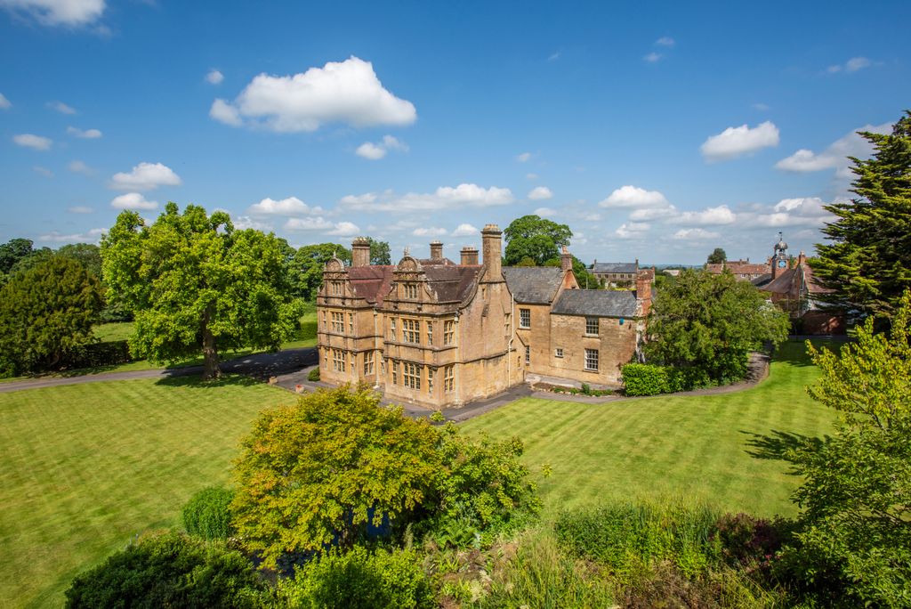 Property photo 1 of 28 Thorne House
