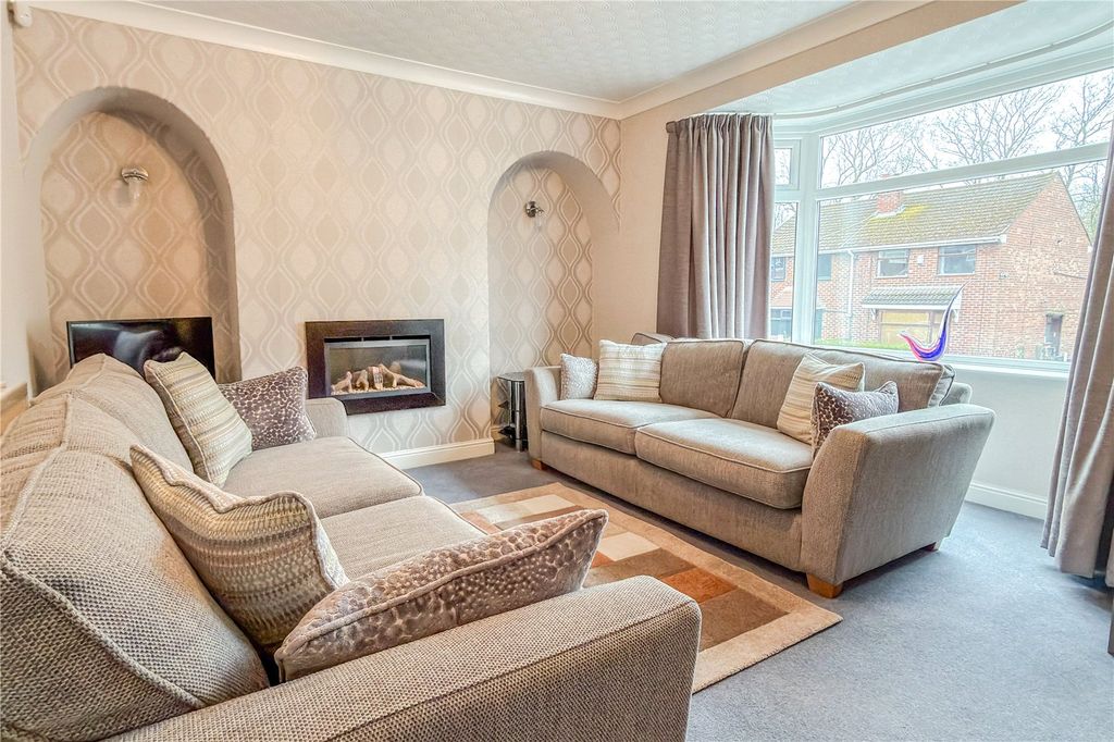 Property photo 3 of 21 Lounge