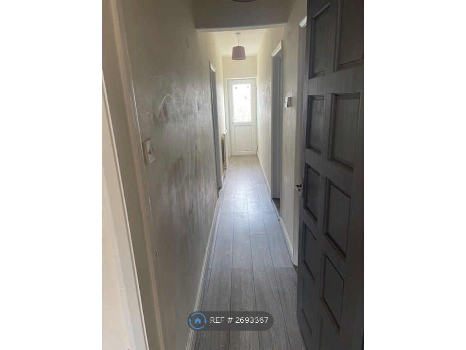 Property photo 2 of 9 Hallway