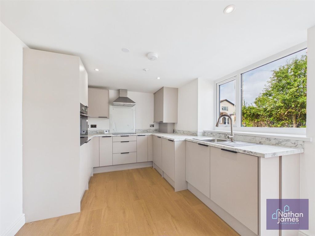 Property photo 1 of 11 Kitchen