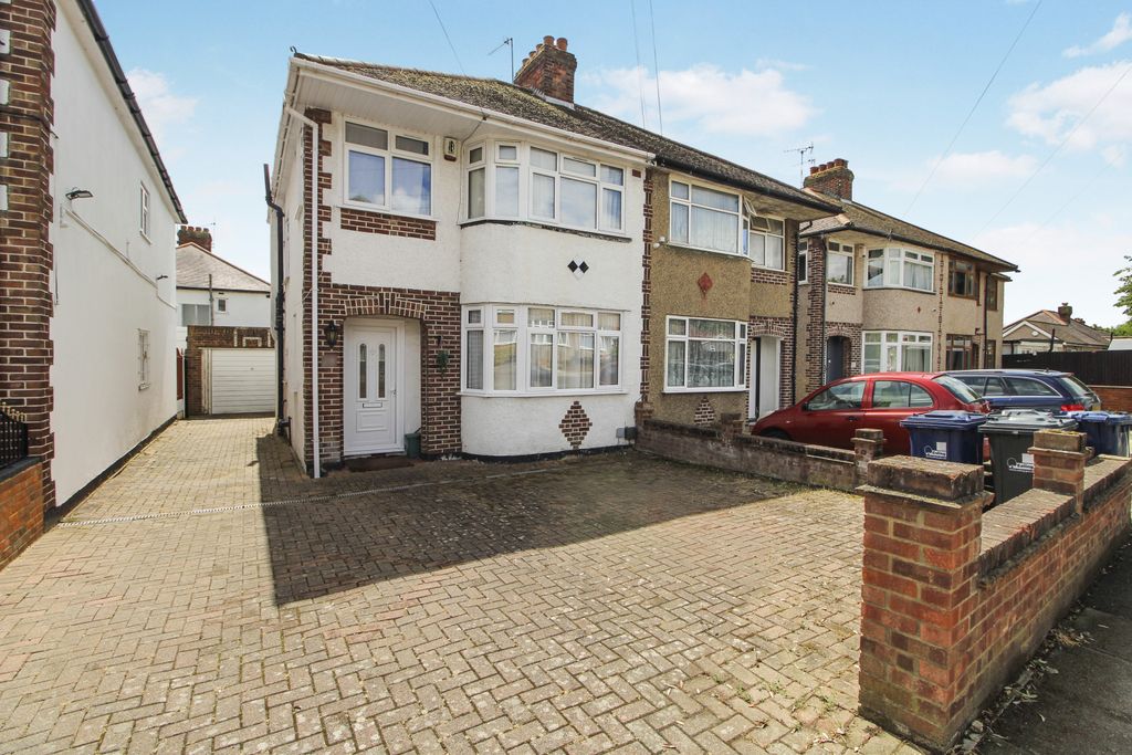 Property photo 1 of 19 Three Bedroom End Terraced House For Sale