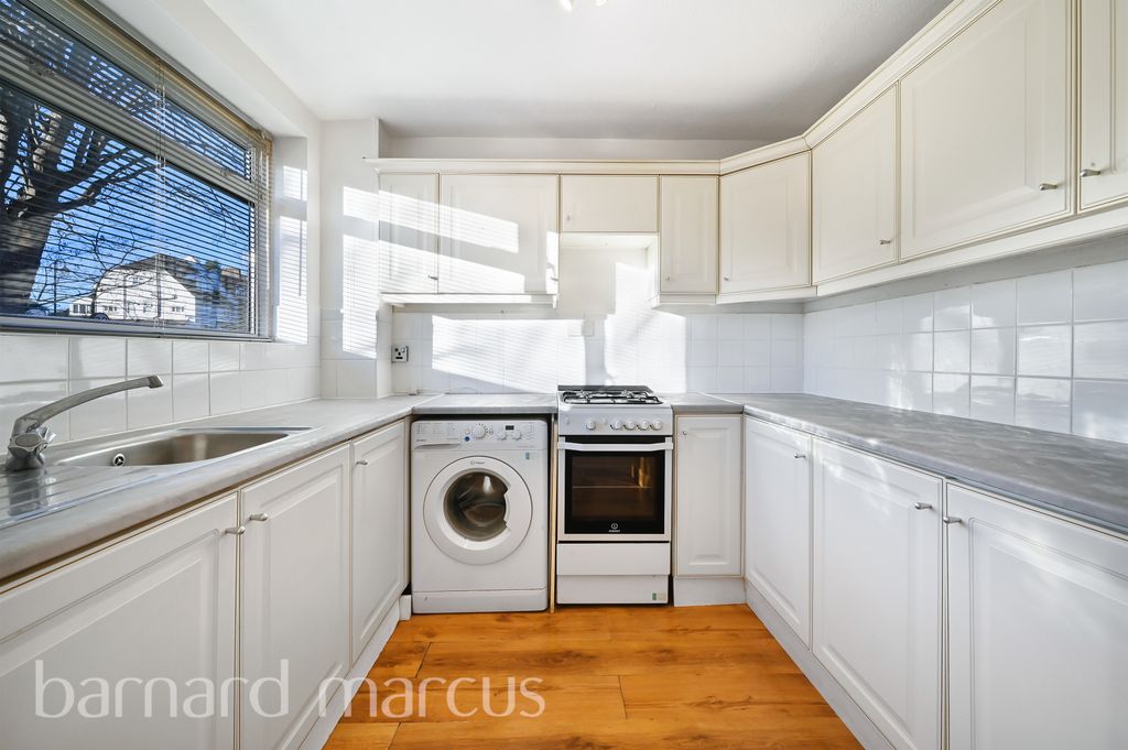 Property photo 2 of 9 Kitchen