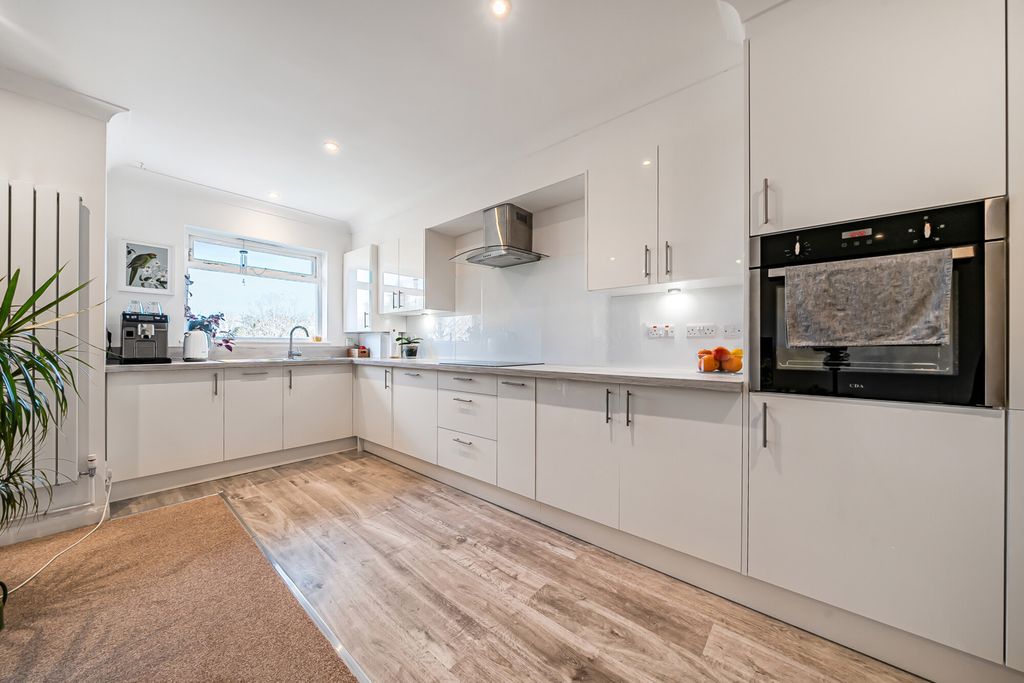Property photo 2 of 11 Kitchen