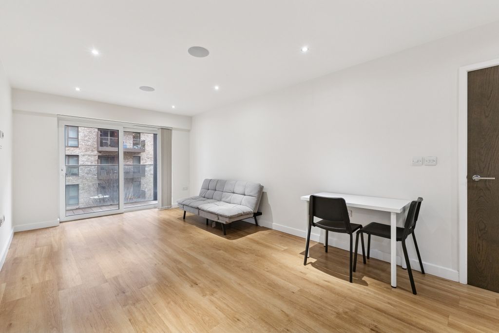 Property photo 1 of 19 101791_Flat 17 Em...