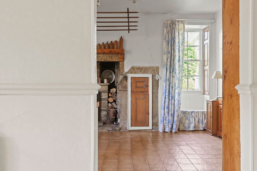 Property photo 2 of 35