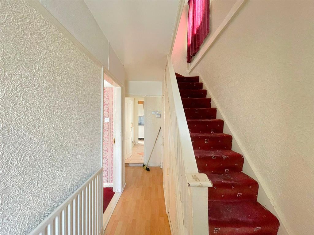 Property photo 3 of 17 Entrance Hallway