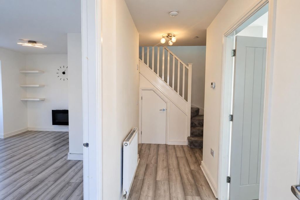 Property photo 3 of 21 Entrance Hall