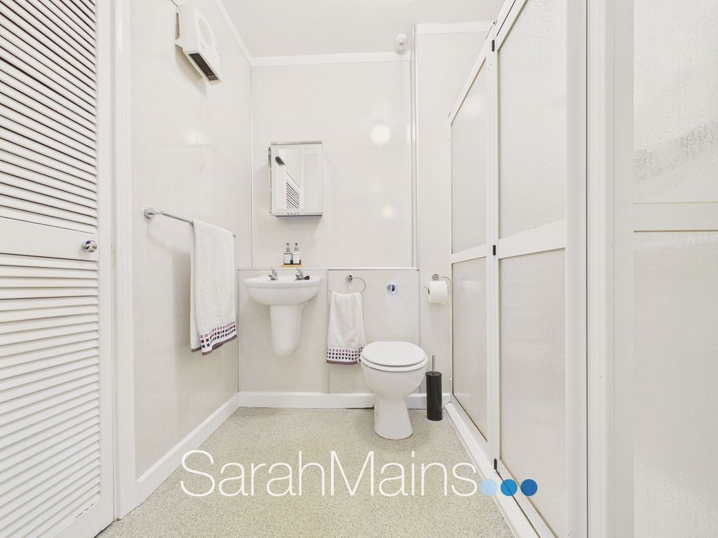 Property photo 3 of 9 Bathroom