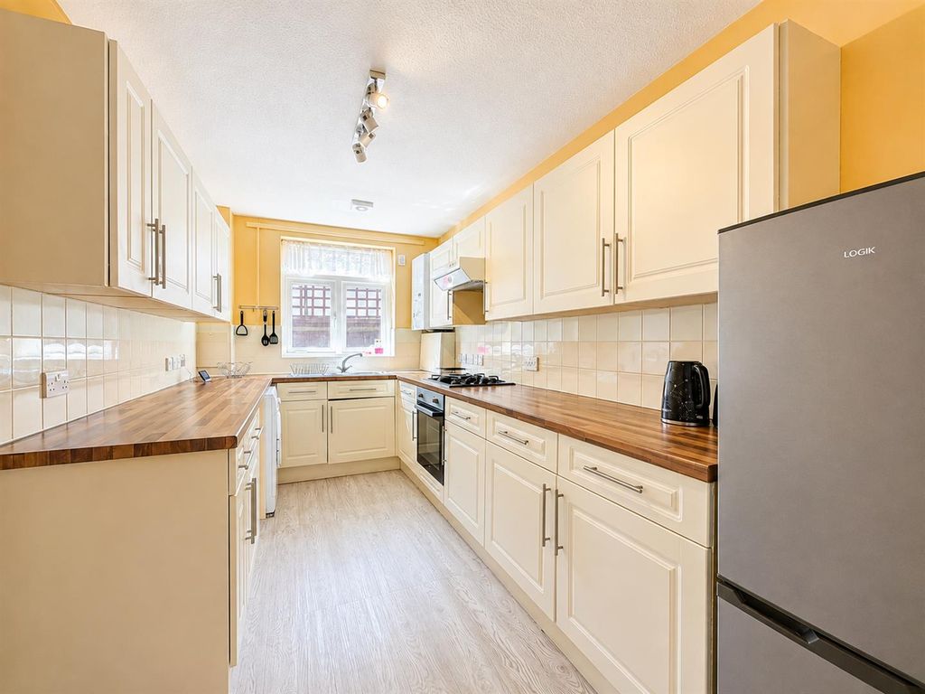 Property photo 3 of 10 Kitchen