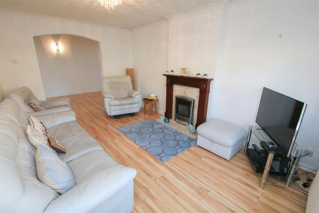 Property photo 2 of 14 Lounge