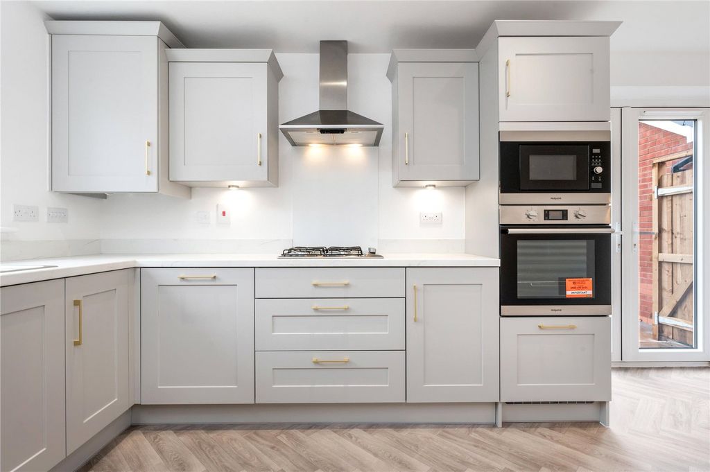 Property photo 3 of 11 Kitchen