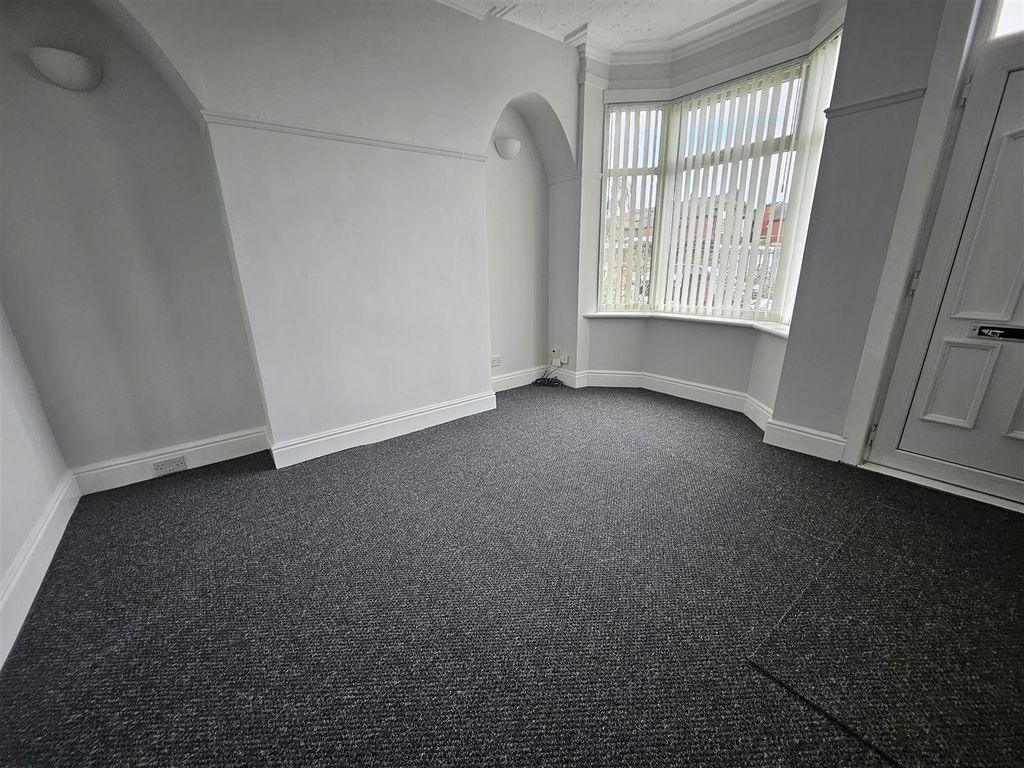 Property photo 2 of 11 Lounge