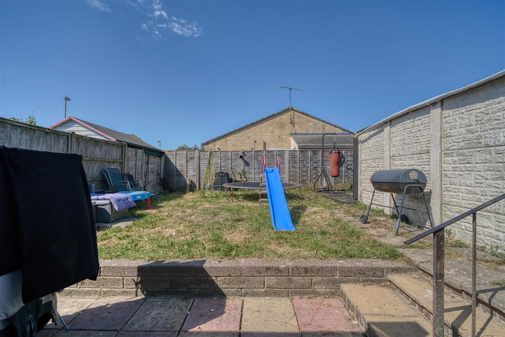 Property photo 3 of 8 Garden