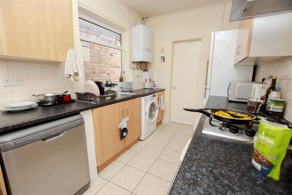 Property photo 3 of 10 Kitchen