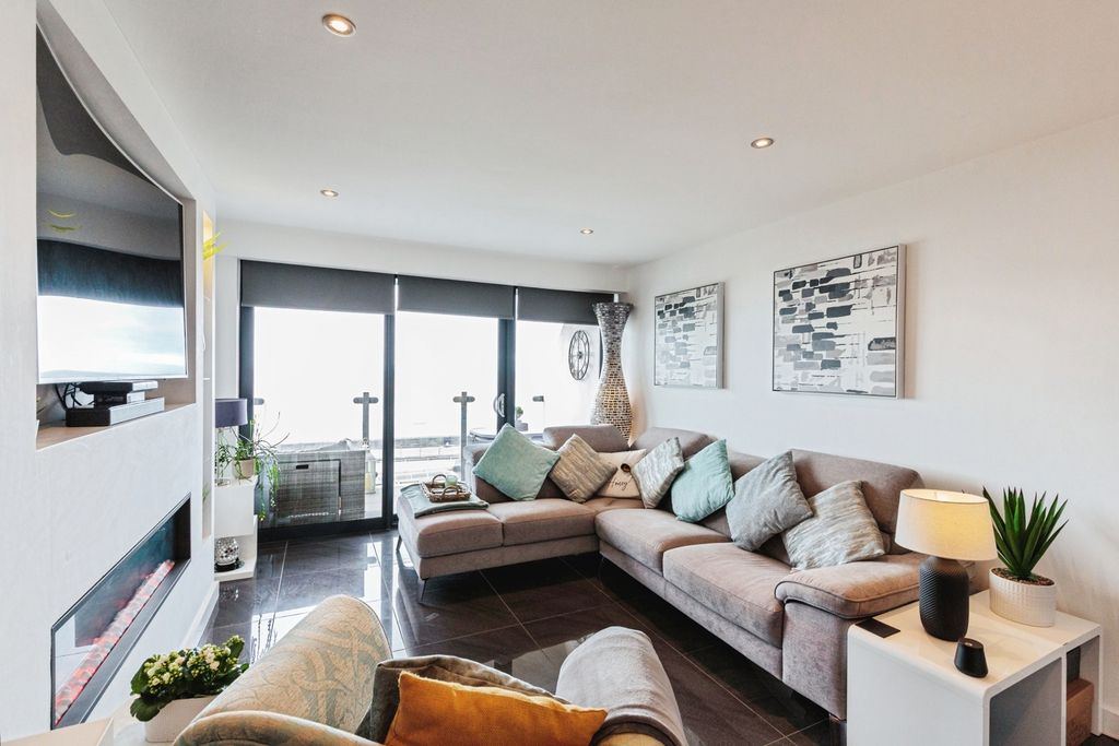 Property photo 2 of 32 Pbox-Img.Jpg