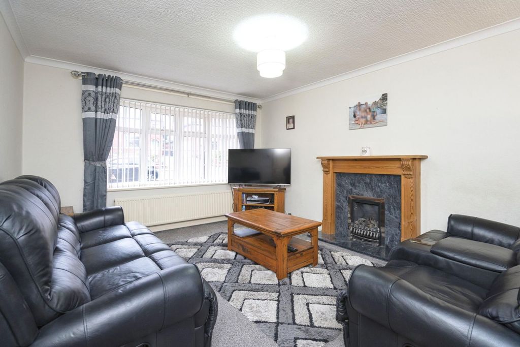 Property photo 2 of 18 Living / Dining Room