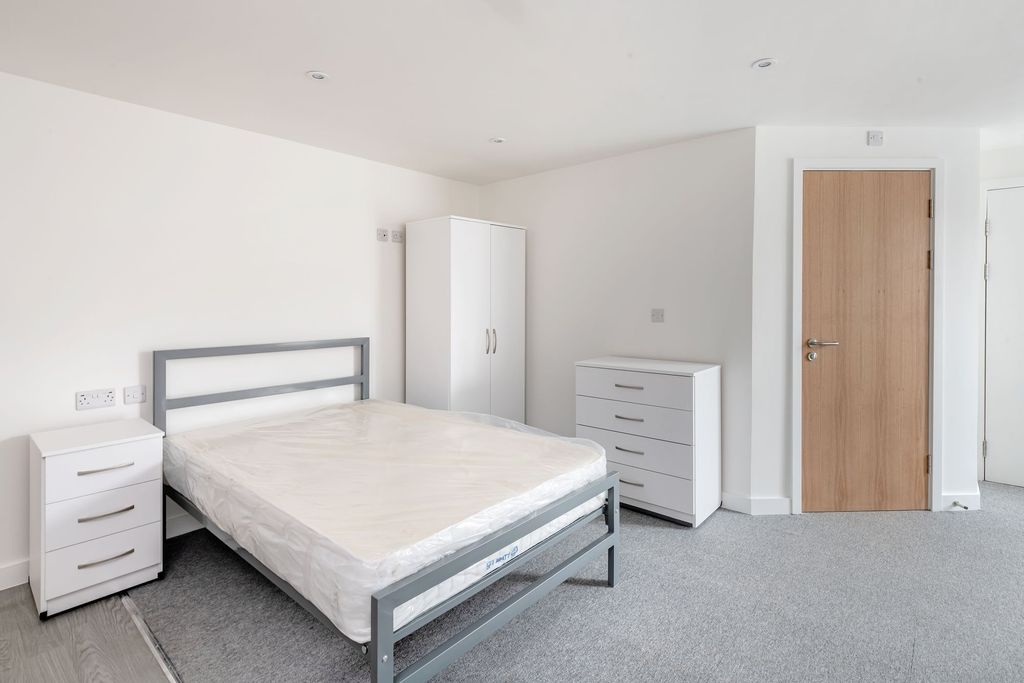 Property photo 2 of 5 A Clean And Modern Double Bedroom Featuring A Meta...