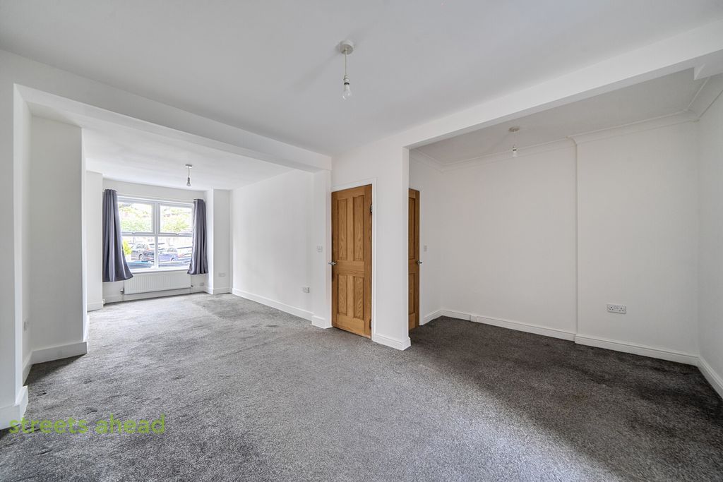 Property photo 2 of 16 E5737Fd7-509F-488...