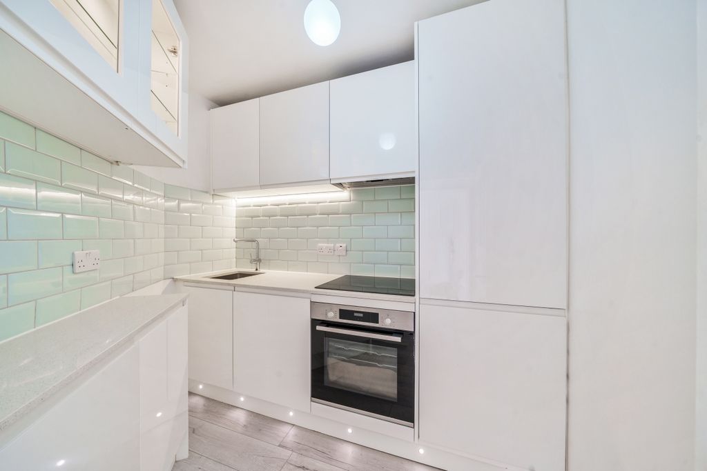 Property photo 3 of 10 Kitchen