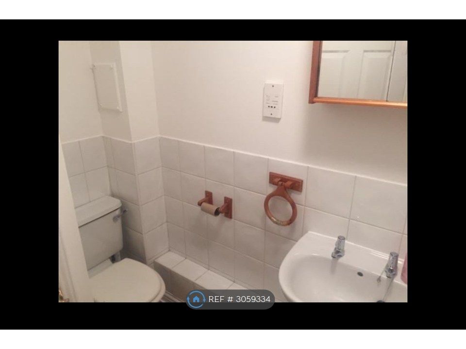 Property photo 3 of 5 Bathroom Sink