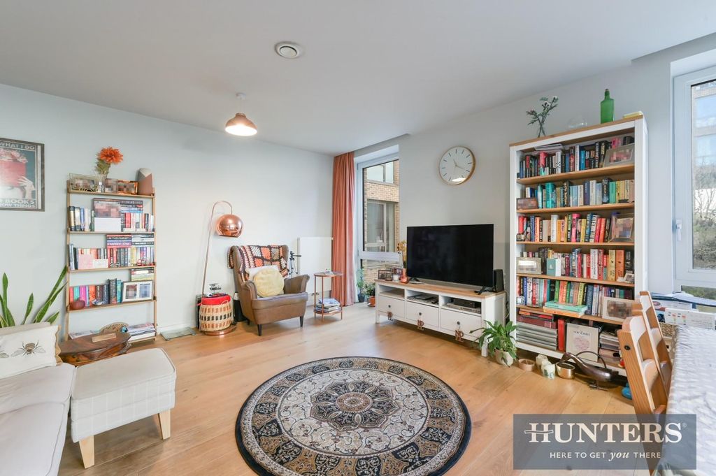 Property photo 3 of 12 Isambard Court,  (7).Jpg