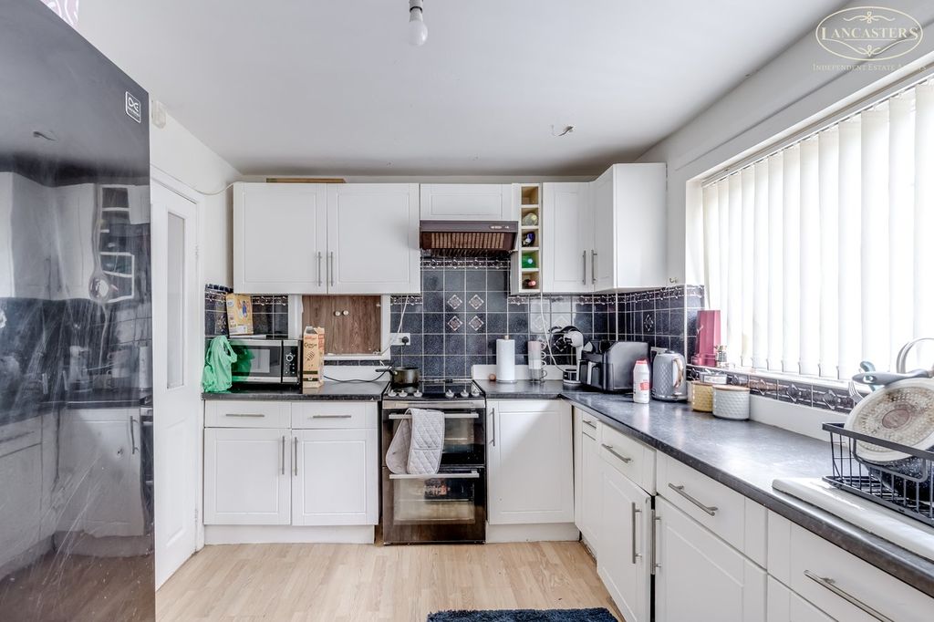 Property photo 3 of 12 Kitchen