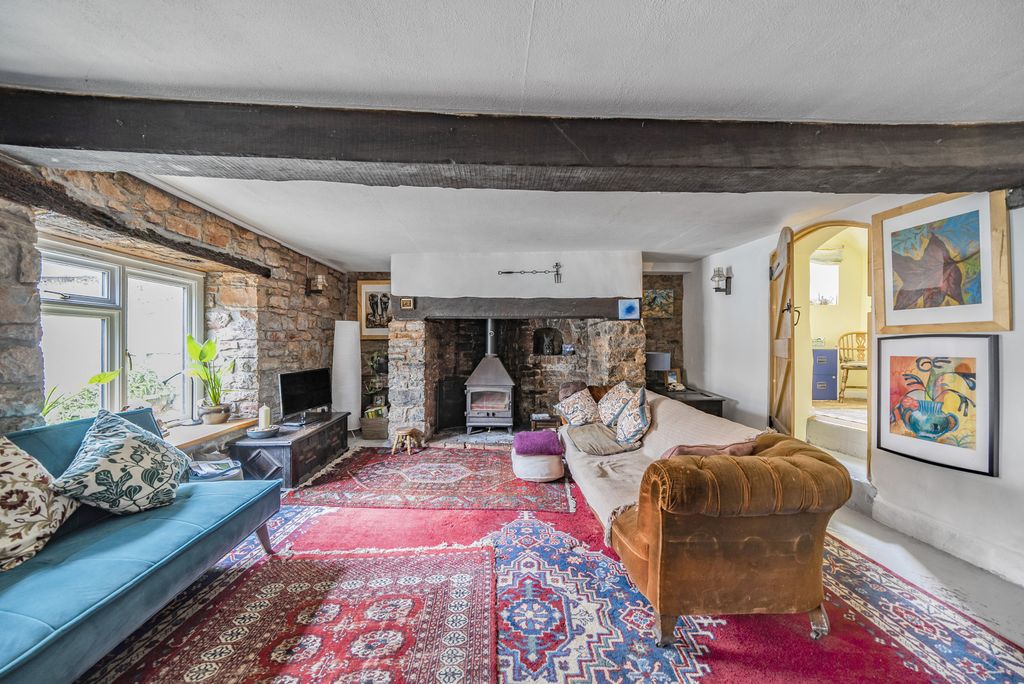 Property photo 3 of 25 Tiverton Seddons