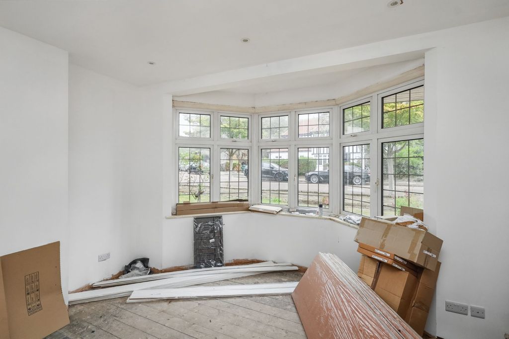 Property photo 2 of 16 8 Dinsdale Gardens, New Barnet, Barnet, London En5 1He