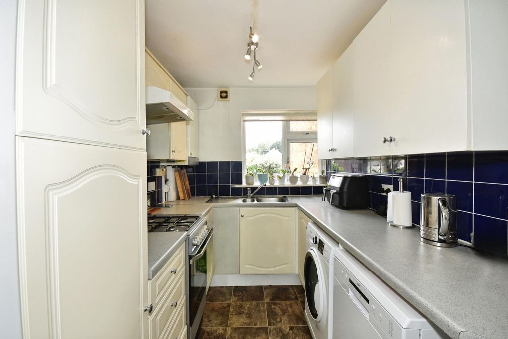 Property photo 3 of 7 Pbox-Kitchen-299478.Jpg