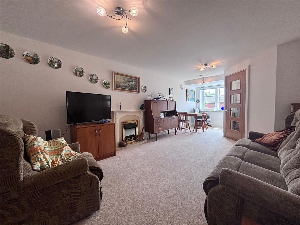 Property photo 1 of 9 Lounge.Jpg