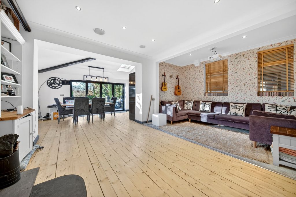 Property photo 2 of 28 Picture No. 26