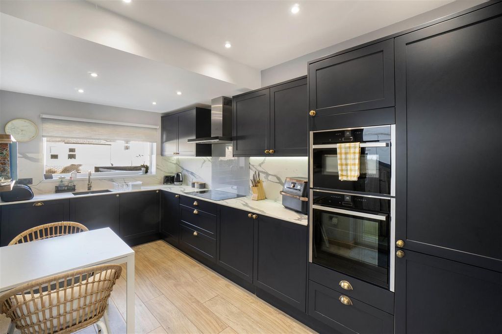 Property photo 3 of 15 Kitchen