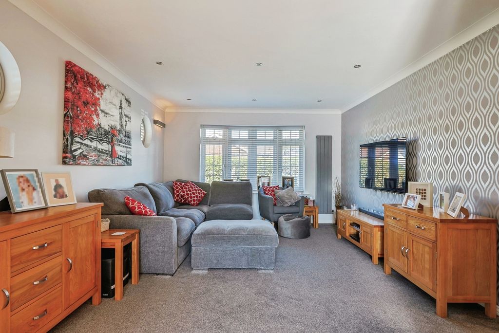 Property photo 3 of 20 Lounge