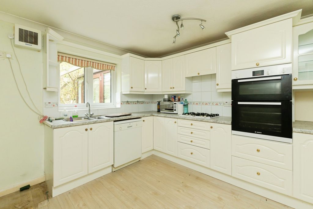 Property photo 3 of 17 Kitchen