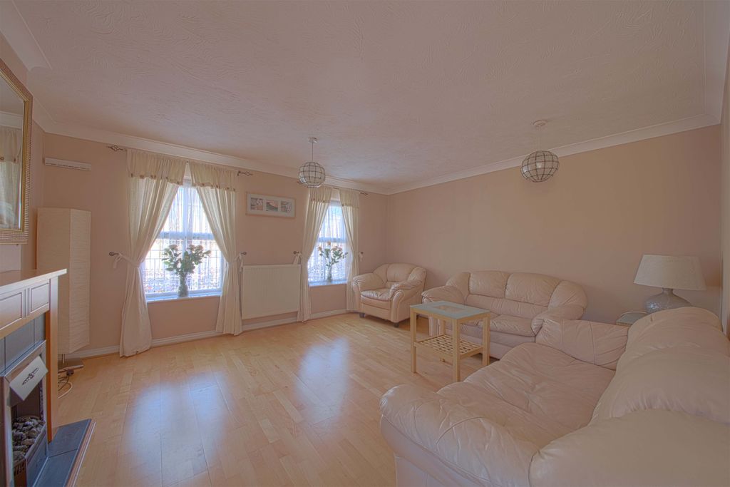 Property photo 2 of 32