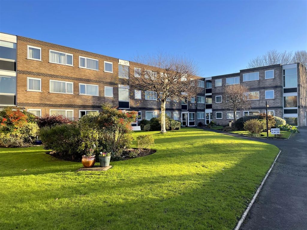 Property photo 2 of 11 Communal Gardens