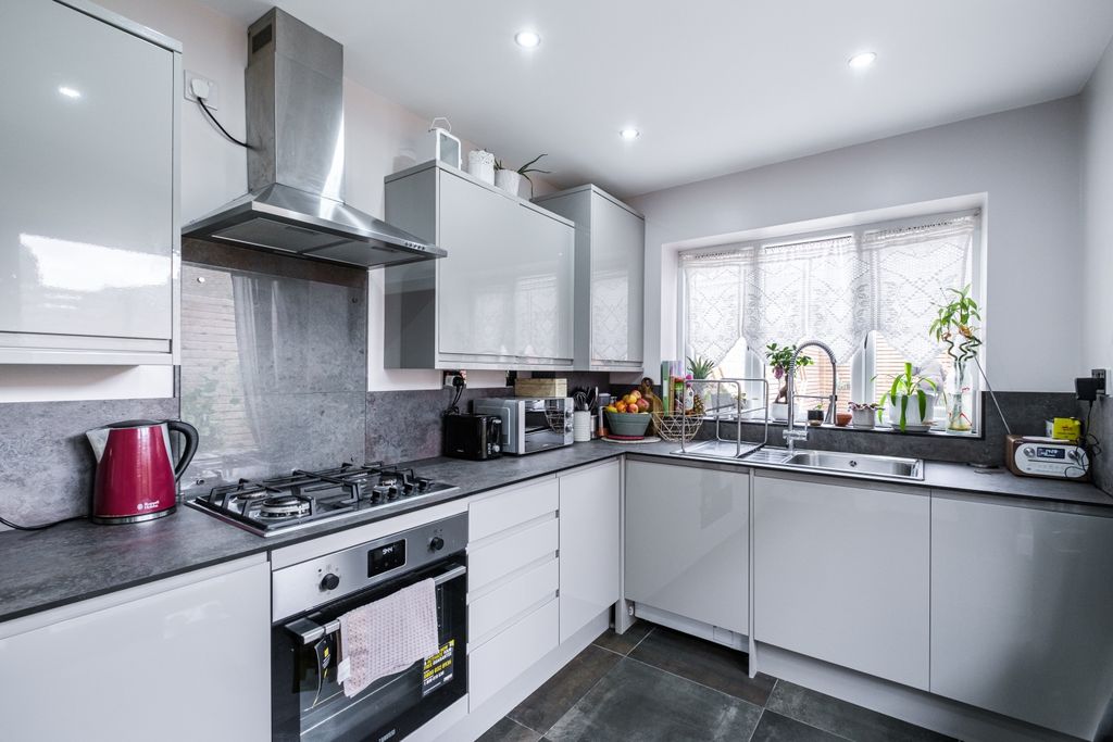 Property photo 2 of 13 298-A-High-Road-Leytonstone-20