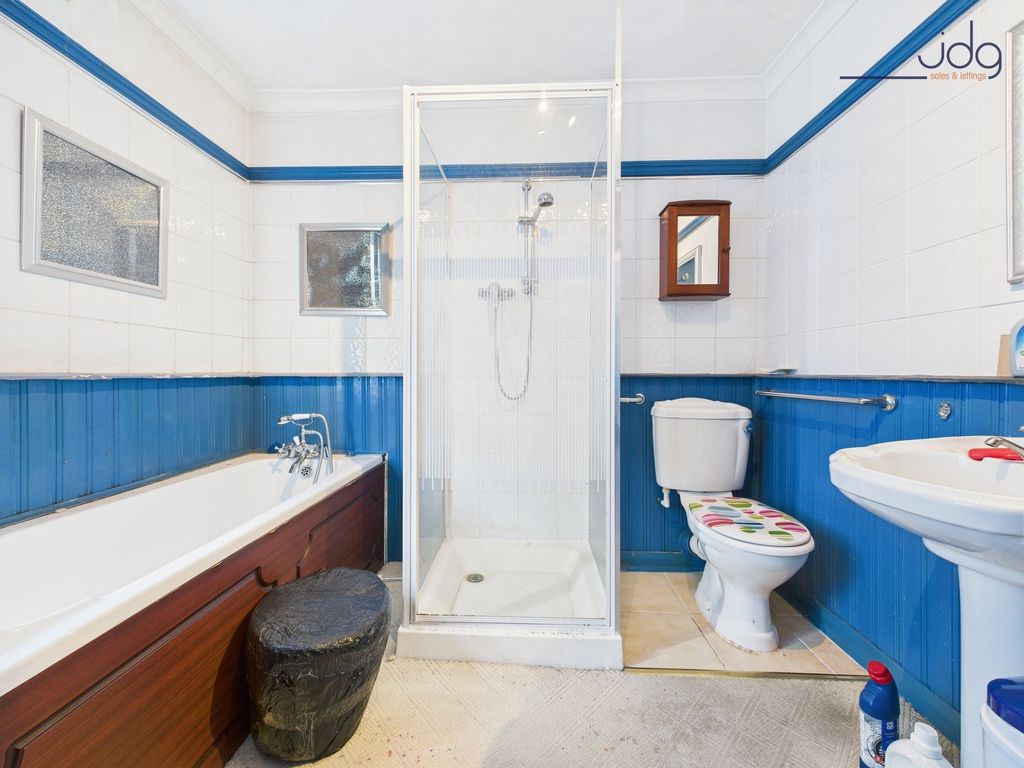Property photo 3 of 11 Family Bathroom
