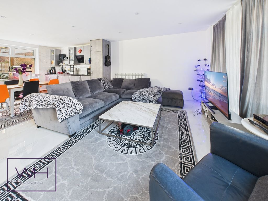 Property photo 3 of 16 Cam03785G0-Pr0327-Still007