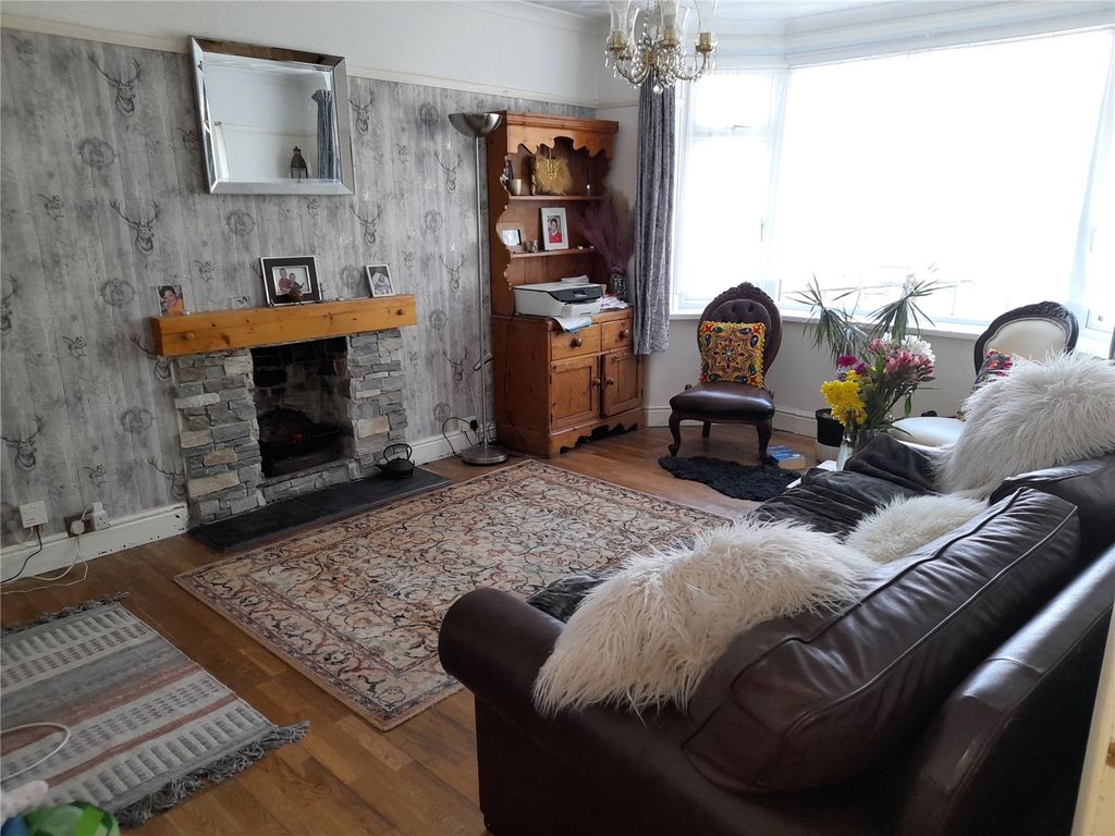 Property photo 2 of 18 Lounge