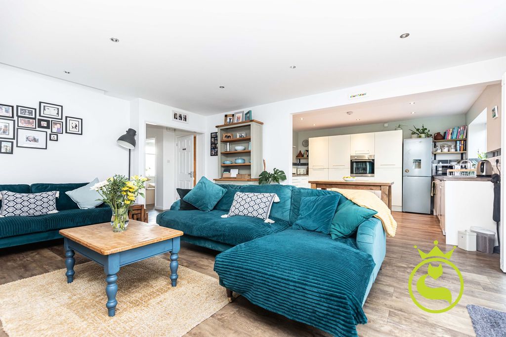 Property photo 3 of 27