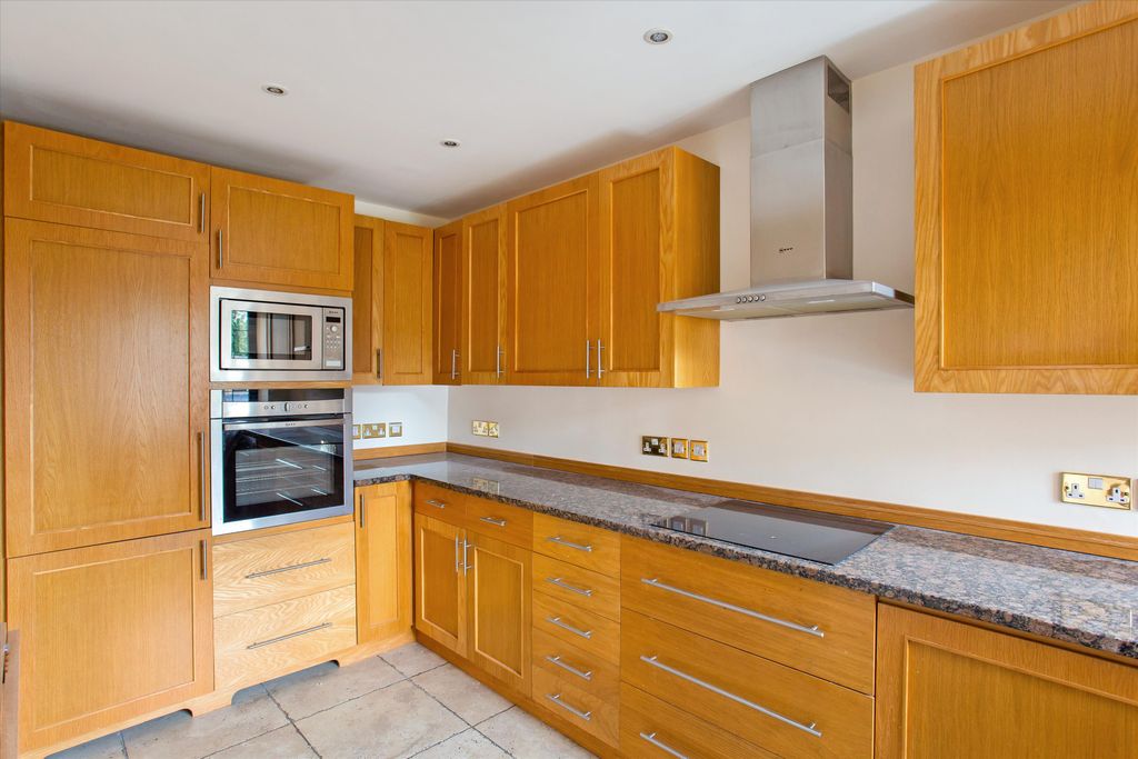 Property photo 2 of 19 Image