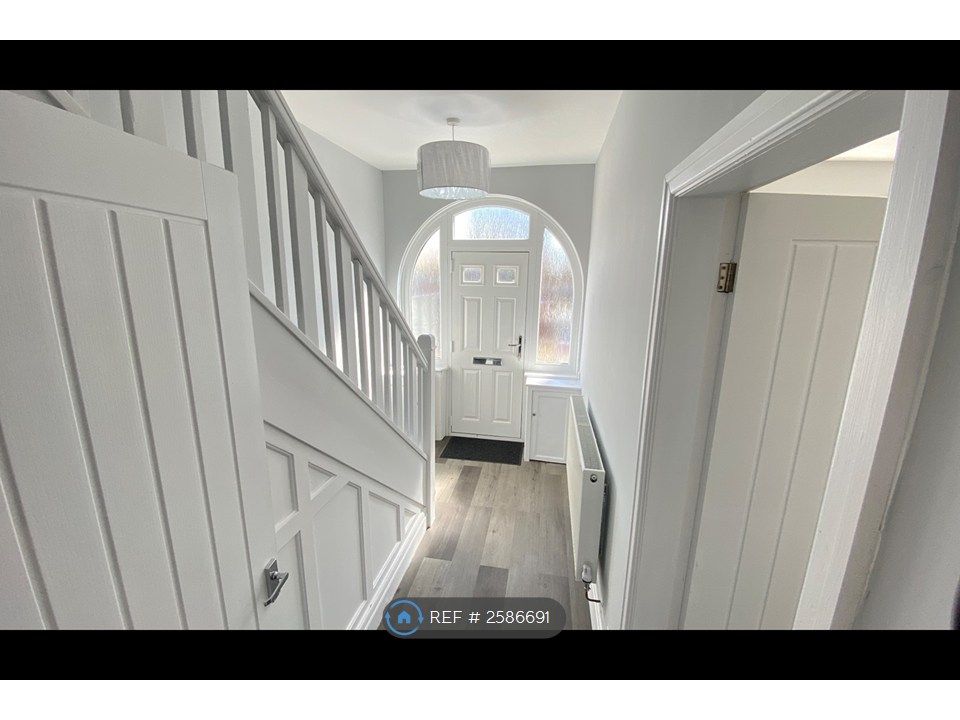 Property photo 2 of 12 Hallway