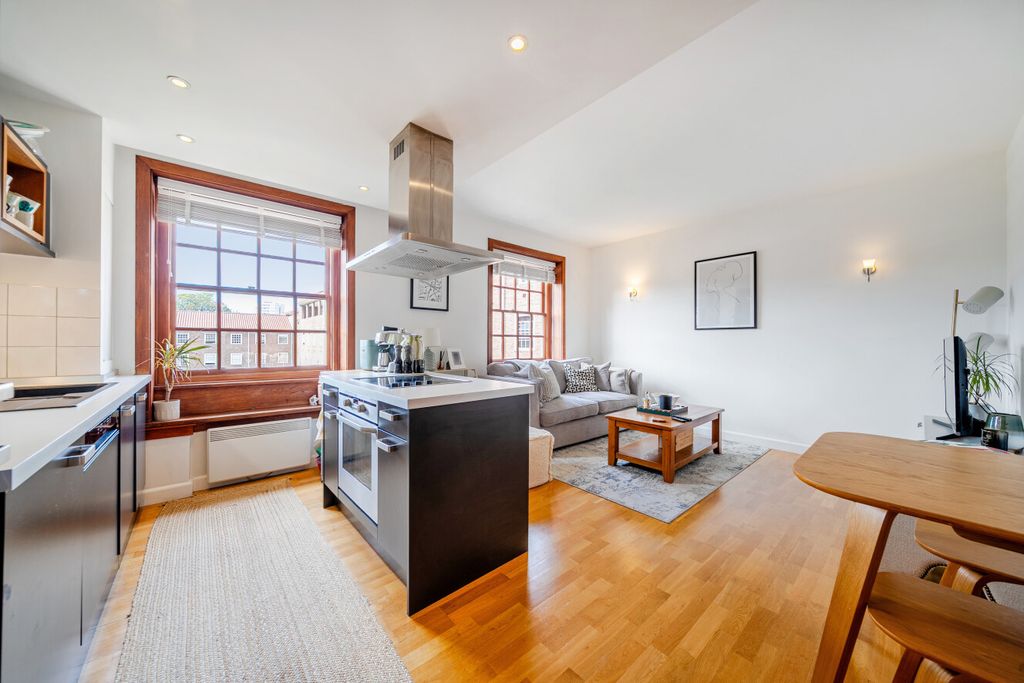 Property photo 2 of 11 1523673-2-6Ab25Be...