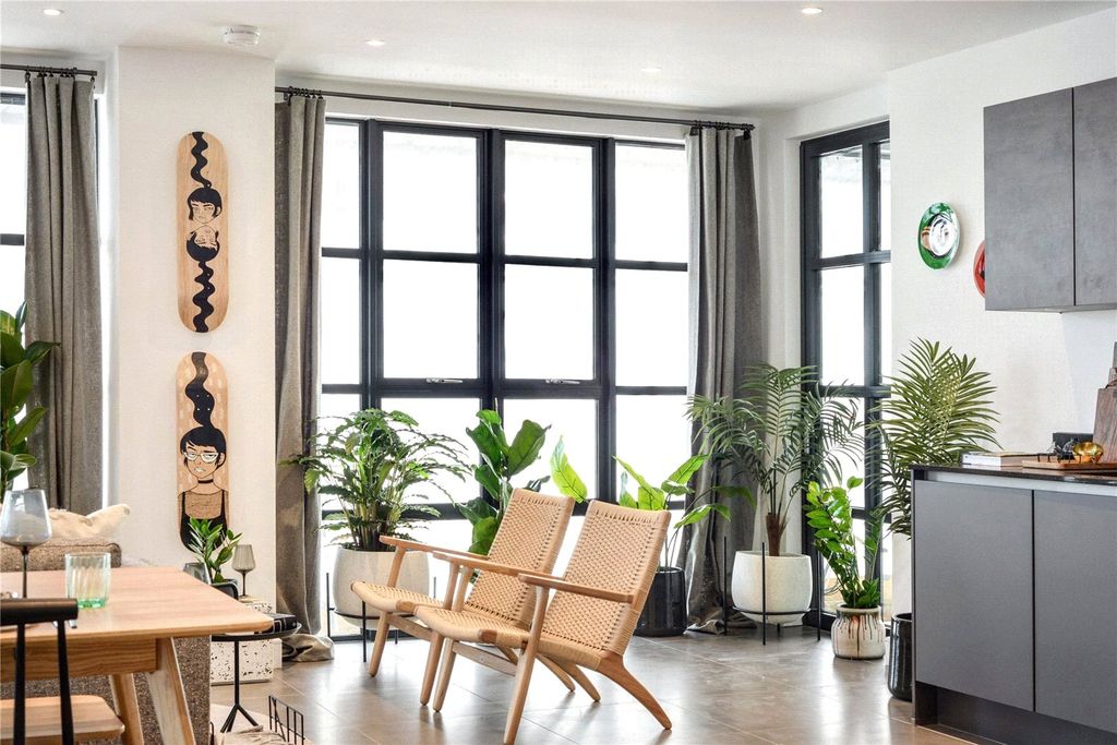 Property photo 3 of 10 Living Kitchen