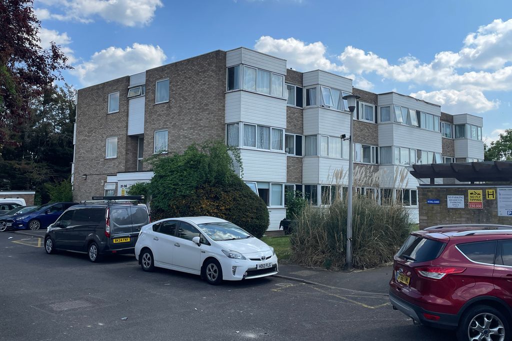 Property photo 1 of 11 24 Winston Close, Romford, Essex, Rm7 8Ll