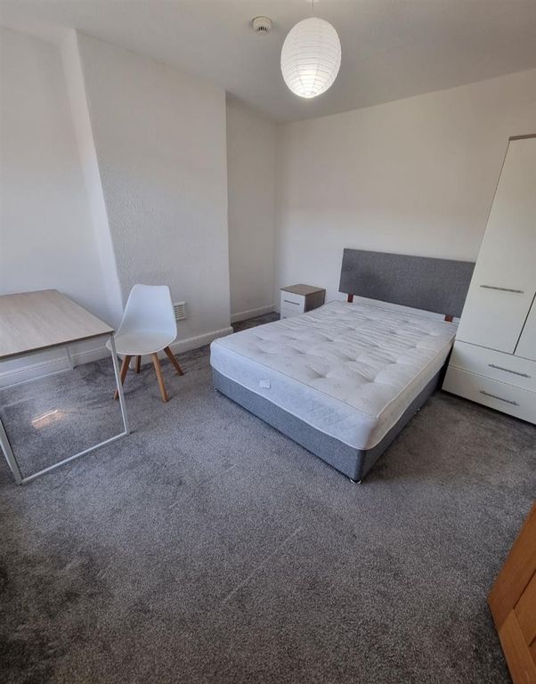 Property photo 1 of 4 Bright, Modern Bedroom With Large Study Desk...