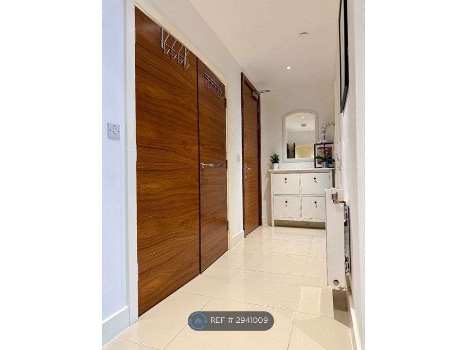 Property photo 2 of 15 Hallway/Entrance